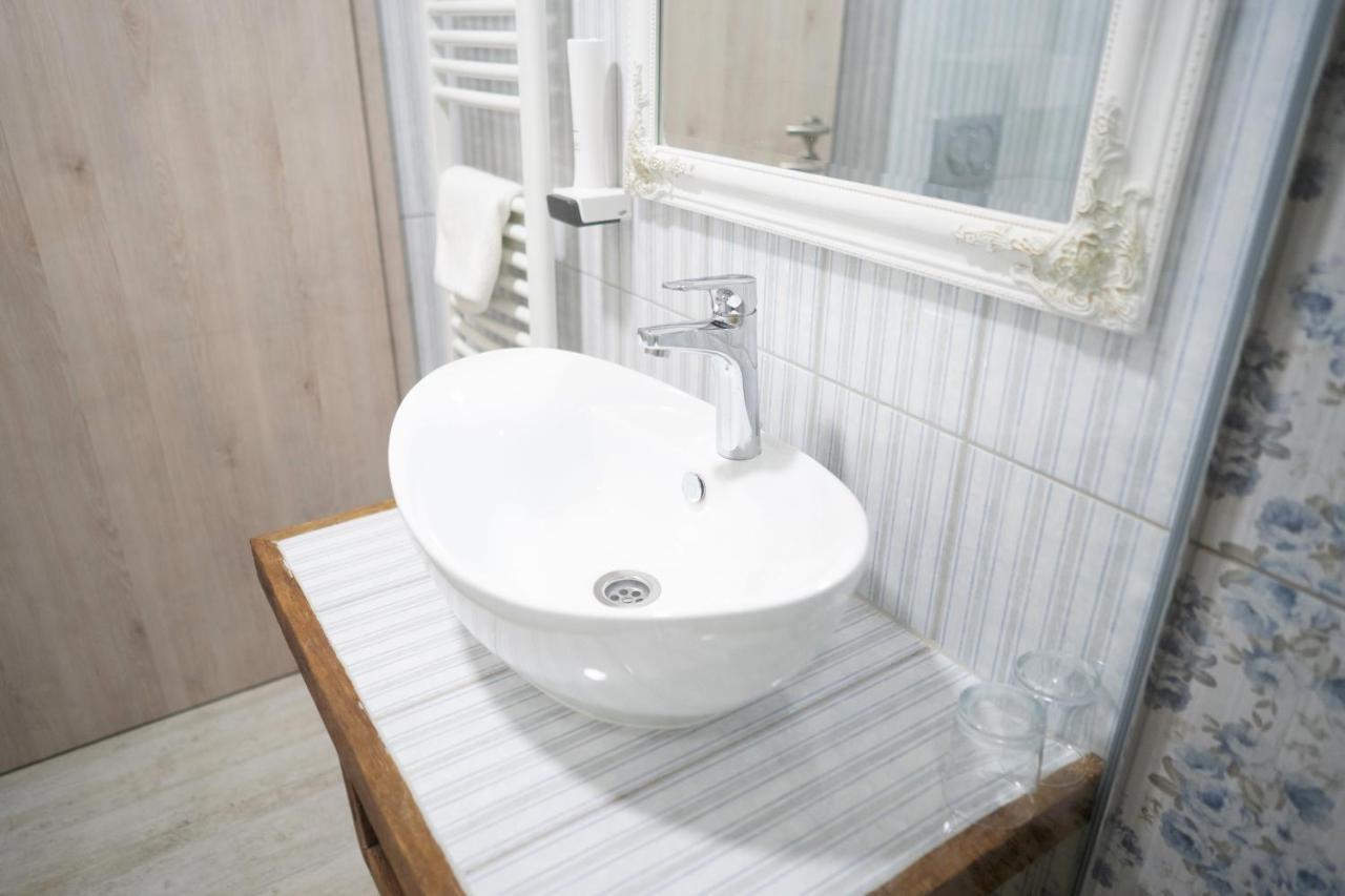 Pajta Apartman Es Vendeghaz Tata Ngoại thất bức ảnh