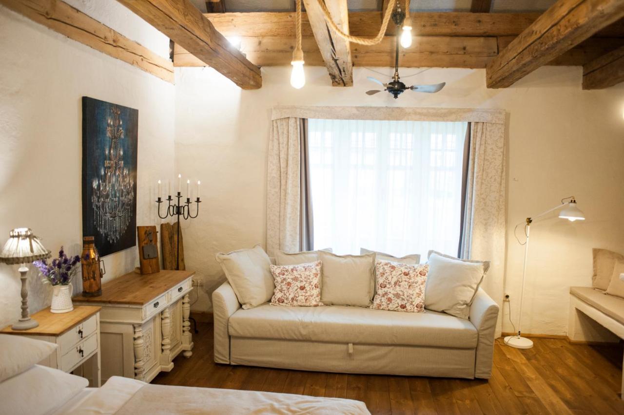Pajta Apartman Es Vendeghaz Tata Ngoại thất bức ảnh